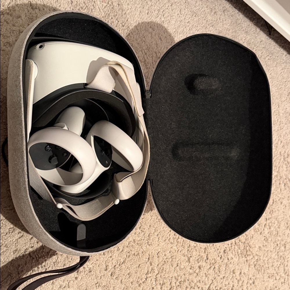 VR Headset with Controllers - White (NO CHARGER) takes type c charger!!